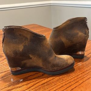 Donald J Pliner women’s Dafne Leather Booties size 7